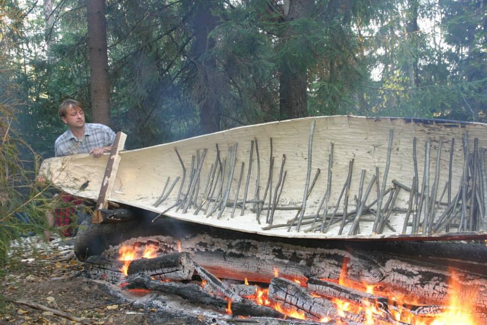 Строительство лодки-долблёнки в природном парке Вепсский лес в Ленинградской области